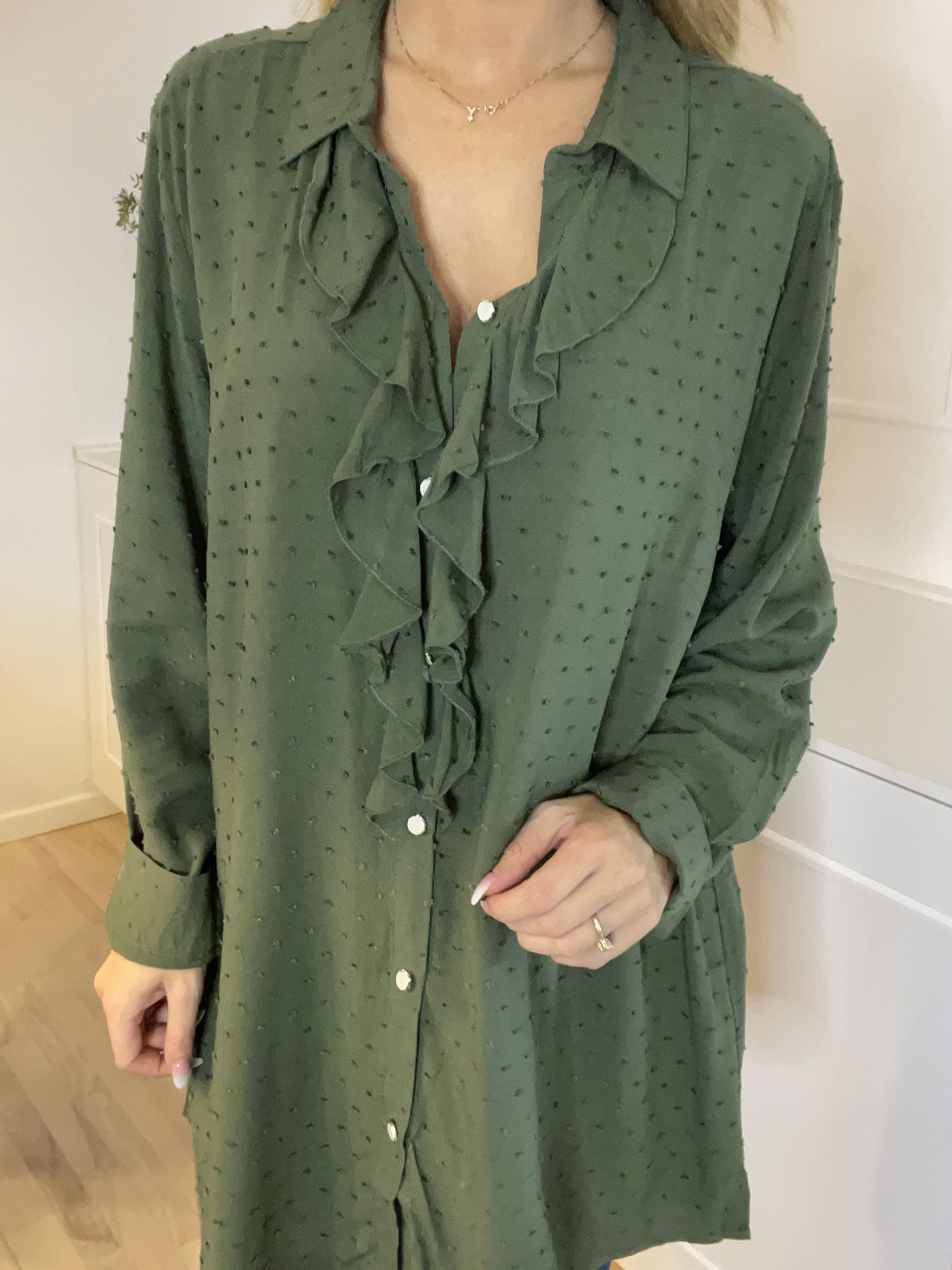 Zandra - Smuk skjorte med flæse og prikket detaljer